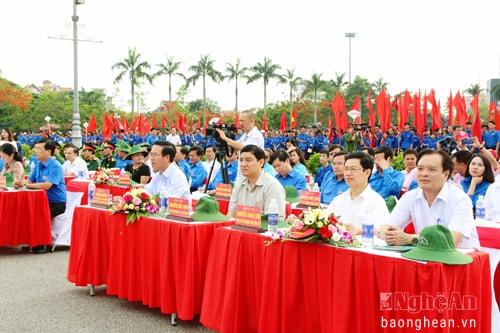 Các đại biểu cùng 5000 ĐVTN trên địa bàn tỉnh tham dự lễ ra quân chiến dịch thanh niên tình nguyện hè 2016.