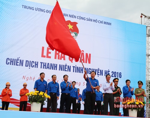 Nghi thức ra quân chiến dịch thanh niên tình nguyện hè 2016.