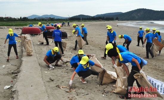 Ngay sau lễ phát động, đông đảo đoàn viên, thanh niên tham gia diễu hành và nhăt rác, làm sạch vệ sinh bờ biển trên địa bàn thj xã Cửa Lò