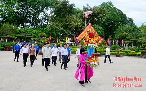 Đồng chí Võ Văn Thưởng - Ủy viên Bộ Chính trị, Bí thư Trung ương Đảng, Trưởng Ban Tuyên giáo Trung ương đến dâng hoa, dâng hương tưởng niệm Chủ tịch Hồ Chí Minh tại Khu di tích Kim Liên.