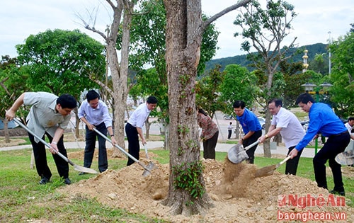 Đồng chí Võ Văn Thưởng trồng cây lưu niệm tại khuôn viên Khu Di tích Truông Bồn.