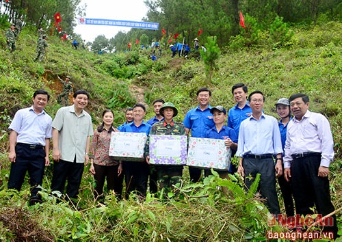 Đồng chí Võ Văn Thưởng và các đồng chí lãnh đạo Trung ương Đoàn, tỉnh Nghệ An tặng quà cho các đoàn viên, thanh niên đang thực hiện Công trình đường băng cản lửa tại Vân Diên, Nam Đàn.