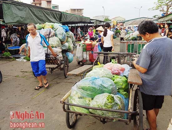 Rau, củ, quả được các tiểu thương mua từ chợ đầu mối chuyển về các chợ lẻ