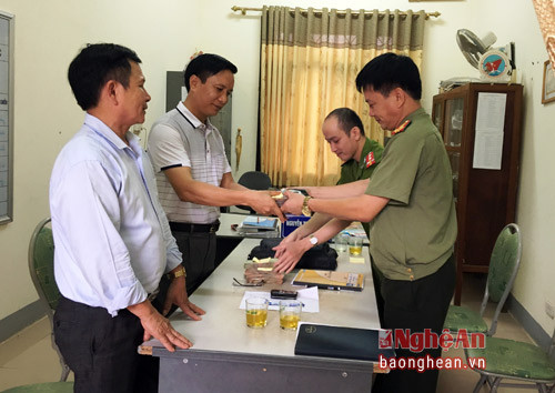 Lãnh đạo Công an huyện Anh Sơn trao trả tài sản cho Linh mục giáo xứ Lãnh Điền.
