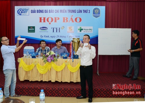 Ban tổ chức tiến hành bốc thăm chia bảng thi đầu chó 8 đội tham dự giải.