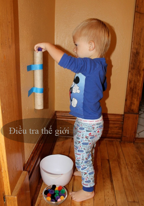 Với các bé từ 2 đến 4 tuổi thì trò này quả là mới lạ, hấp dẫn. Dùng một ống giấy các tông dán lên tường nhà, các bé thả các hòn bi ve hoặc các cục đất nặn qua ống xuống xô tạo ra các âm thanh vui tai.