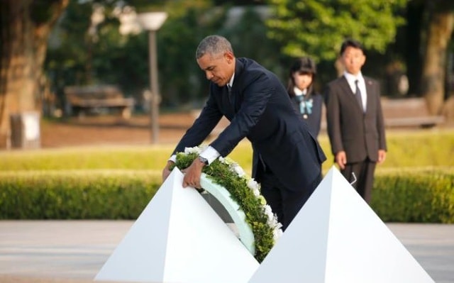 Tổng thống Mỹ Barack Obama đặt vòng hoa tại Công viên tưởng niệm hòa bình ở Hiroshima, Nhật Bản. Ảnh: AP.