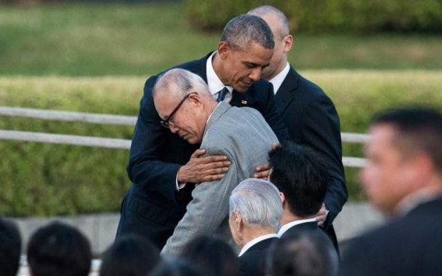 Tổng thống Obama an ủi một nạn nhân sống sót sau vụ ném bom Hiroshima. Ảnh: Getty.