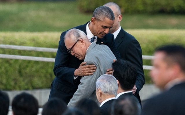 Ông Obama ôm một người sống sót sau vụ ném bom nguyên tử xuống Hiroshima trong chuyến thăm đến Nhật Bản. (Nguồn: AFP)