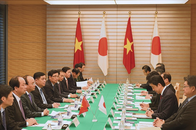 Thủ tướng Chính phủ Nguyễn Xuân Phúc hội đàm với Thủ tướng Nhật Bản Shinzo Abe. Ảnh: VGP/Quang Hiếu