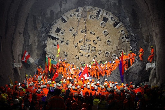 Theo thống kê của chính phủ Thụy Sĩ, xây dựng đường hầm dài 57 km này mất hơn 12 tỷ USD và cần tới 2.400 nhân công. Ảnh: AFP.