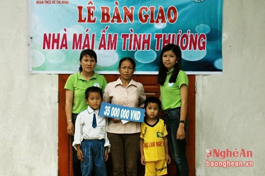 Ủng hộ xây dựng mái ấm tình thương cho hộ nghèo.