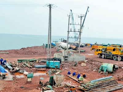 Khu vực Cienco 4 đang thực hiện đúc dầm xây dựng bến quốc tế.