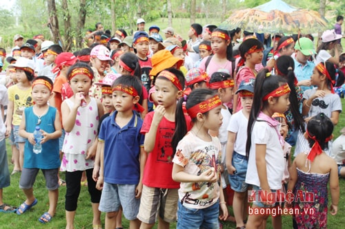 Các em nhỏ ở Trung tâm Olympic Tiếng Anh ở thị xã Thái Hòa háo hức tham gia chương trình “Ngày của bé”.