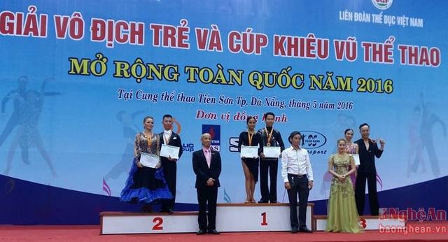 Ảnh 1: Vũ sư Hoàng Đăng Bảo cùng bạn nhảy nhận huy chương vàng điệu rumba (vũ sư Hoàng Đăng Bảo đứng ở bục số 1)