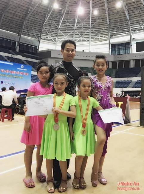  Đoàn dance sport Nghệ An gồm vũ sư Hoàng Đăng Bảo và các vận động viên khác tham gia giải lần này