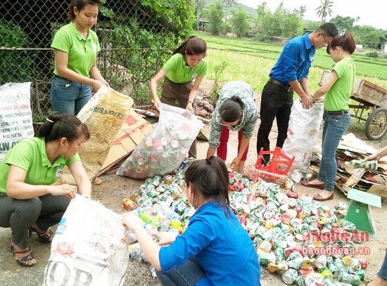 Thu gom phế liệu gây quỹ từ thiện của tuổi trẻ xã Nghi Yên (Nghi Lộc)