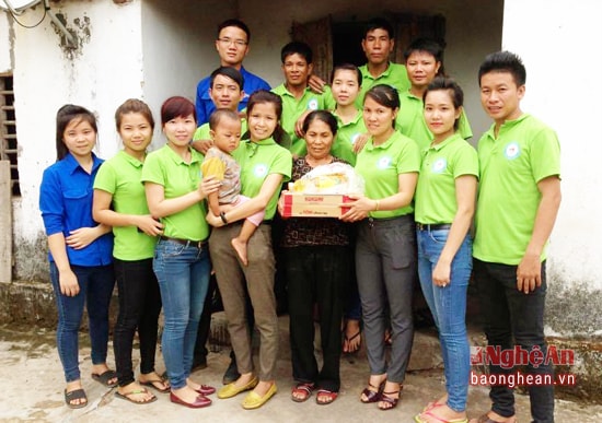 Đội thanh niên tình nguyện xã Nghi Yên tặng quà gia đình khó khăn.