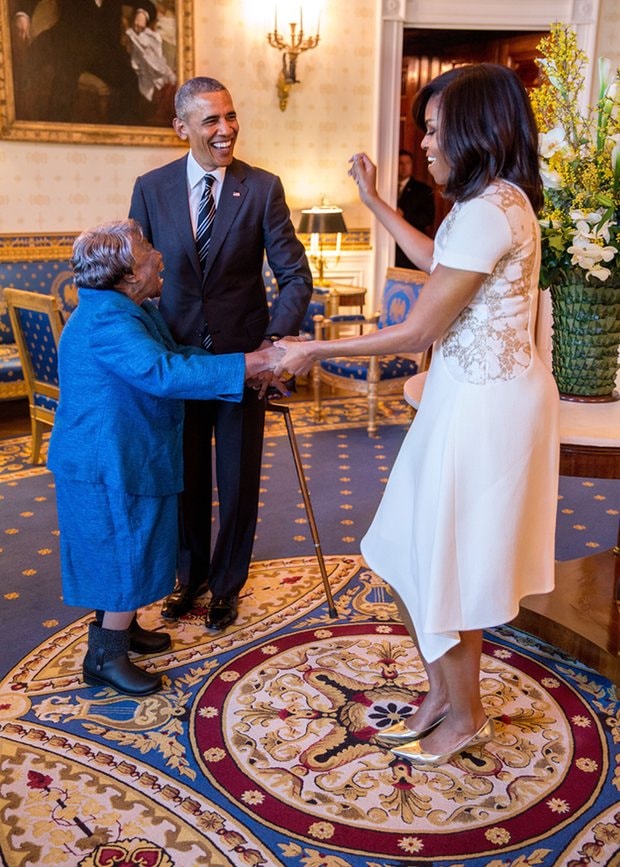 Tổng thống Obama cùng phu nhân nhảy múa với người phụ nữ 106 tuổi - Virginia McLaurin trong Phòng Xanh của Nhà Trắng vào tháng 2/2016.