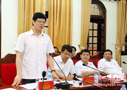 Đồng chí Lê Xuân Đại - Phó Chủ tịch UBND trao đổi về việc nâng cao  tay nghề cho lao đông trên địa bàn tỉnh.