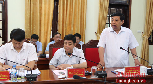 Đồng chí Nguyễn Xuân Đường - Phó Bí thư Tỉnh ủy - Chủ tịch UBND tỉnh trao đổi việc nâng cao chất lượng đào tạo đội ngũ cán bộ quản lý.