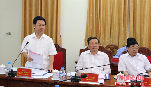 Đồng chí Nguyễn Xuân Sơn - Phó Bí thư Thường trực Tỉnh ủy nêu vấn đề đào tạo đội ngũ cán bộ chất lượng cao. 