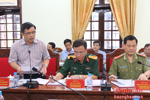 Đồng chí Huỳnh Thanh Điền - Phó Chủ tịch UBND tỉnh trình bày đề án phát triển hạ tầng giao thông.
