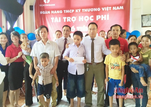 An trao 20 suất quà trị giá 20 triệu đồng hỗ trợ học phí cho 20 trẻ có hoàn cảnh khó khăn. 