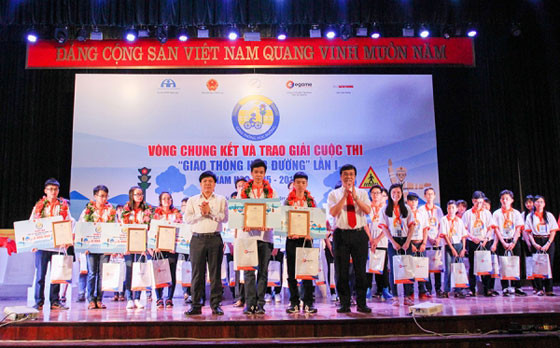 Đại diện Ban tổ chức trao Giải Nhất cho 2 thí sinh của Nghệ An và Thanh Hóa
