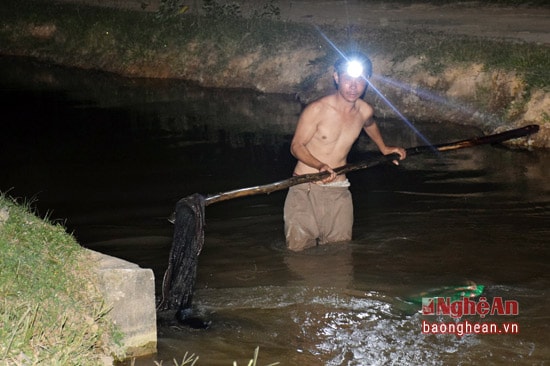 Có những lão nông tranh thủ khơi thông cống dẫn nước để lấy nước vào ruộng để sáng mai thuê máy làm đất, chuẩn bị gieo cấy hè thu.