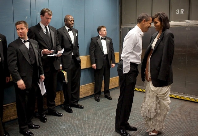 Tổng thống Obama cùng phu nhân nhảy múa với người phụ nữ 106 tuổi - Virginia McLaurin trong Phòng Xanh của Nhà Trắng vào tháng 2/2016.