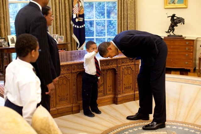 Ông Obama cười đùa với các nhân viên trước Hội nghị Thượng đỉnh Châu Mỹ tại Singapore vào tháng 11/2009