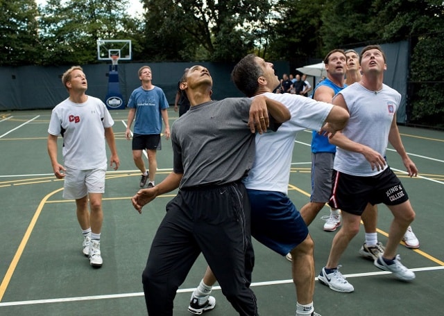 Tổng thống Obama chơi bóng rổ cùng các dân biểu tại Nhà Trắng vào tháng 10/2009.