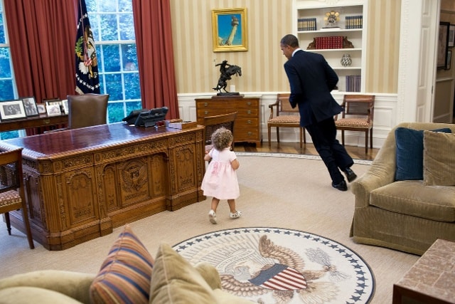 Đối với một đứa trẻ nhỏ, Phòng Bầu dục trở thành 1 sân chơi và Tổng thống Obama như 1 người bạn, ảnh chụp vào tháng 7/2012.