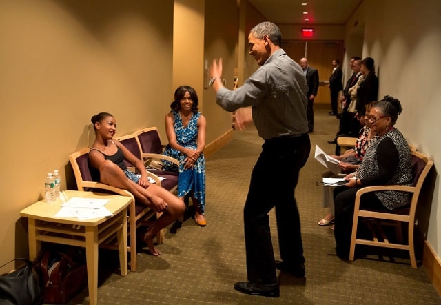 Ông Obama thể hiện một điệu nhảy trước mặt con gái Sasha tại hậu trường vào tháng 6/2013.