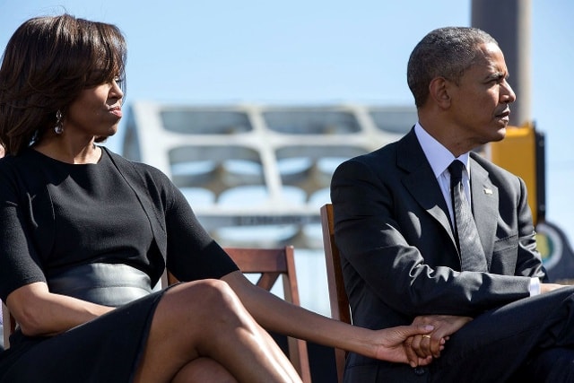 Tổng thống Obama chia sẻ khoảnh khắc thân mật cùng phu nhân trong lễ kỷ niệm lần thứ 50 của cuộc tuần hành yêu cầu quyền công dân từ Selma đến Montgomery vào tháng 3/2015.