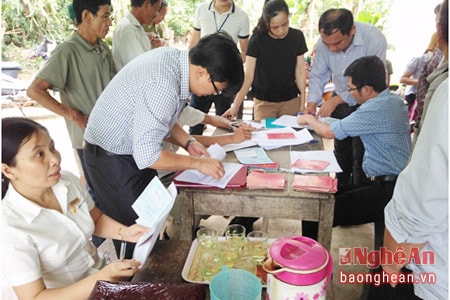 BHXH huyện Quế Phong rà soát, xác minh thông tin thành viên hộ gia đình tham gia BHYT  tại bản Ná Tọc, xã Quế Sơn.