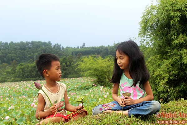 Đây đó trên bờ hồ, là tuổi thơ của những em bé vùng núi vui tươi, ngỗ nghĩnh.