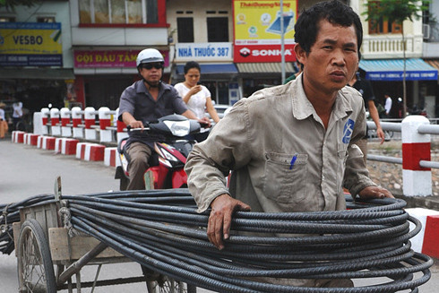 Quan hệ thân hữu - lực cản trên con đường đổi mới của kinh tế Việt Nam? Ảnh minh hoạ: AP.