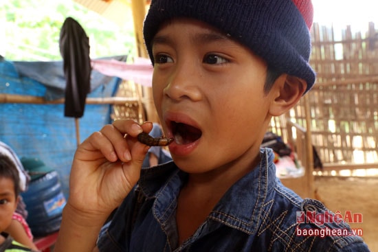 Niềm vui bên món tít nước của trẻ em người Thái.