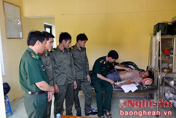 Quân y đồn BP Cửa khẩu Thanh Thủy thăm khám cho thiếu tá Honda