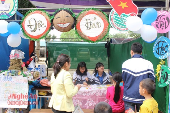 . Gian hàng lưu niệm được các bạn đoàn viên thanh niên bày bán những sản phẩm tự tay làm 