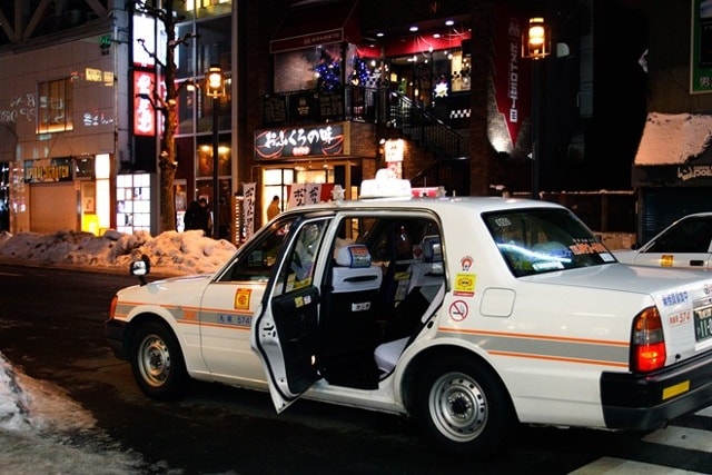 Dường như máy móc cũng thực hiện Omotenashi: cửa taxi tự động mở khi khách tới, thang máy xin lỗi khi để bạn chờ lâu, và khi bạn vào nhà vệ sinh nắp bồn cầu sẽ bật lên. Ảnh: Musuvi.