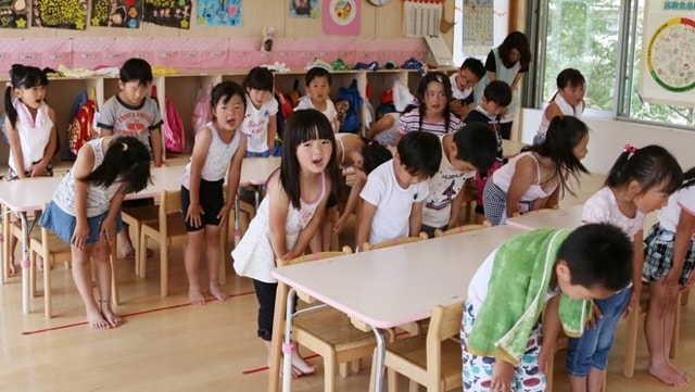 Trong văn hóa Nhật Bản, người càng xa cách với một nhóm nào đó thì càng được đối xử lịch sự, nhất là người nước ngoài. Tuy nhiên, Omotenashi không chỉ dừng lại ở việc cư xử lịch thiệp với khách, mà còn thấm nhuần trong cuộc sống thường ngày của người Nhật và được dạy cho trẻ em từ rất sớm. Ảnh: Channelnewsasia.