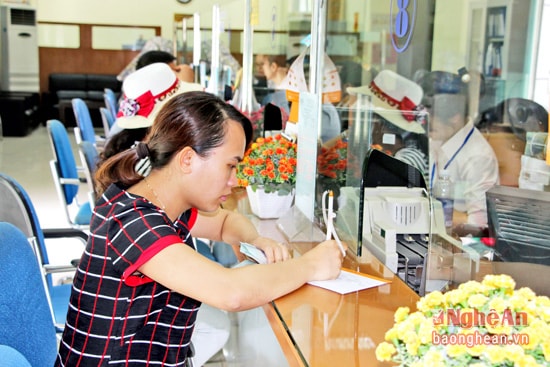 Khách hàng làm thủ tục vay vốn gói tín dụng 30.000 tỷ tại Chi nhánh Ngân hàng SHB.