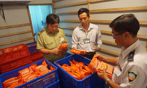 Cơ quan chức năng kiểm tra mẫu tại cơ sở của Viet Foods. Ảnh: Nguyệt Triều