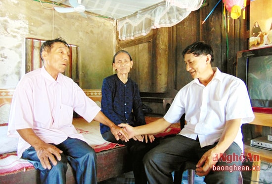 Ông Bắc thăm hỏi người ốm đau trong thôn xóm.