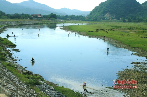 Vào các buổi sáng hoặc buổi chiều người dân Môn Sơn vẫn bắt tôm cá ở sông Giăng dưới chân đập Phà Lài để cải thiện bửa ăn