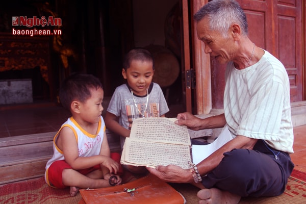 Ông Nguyễn Hồng Hải, tộc trưởng dòng họ còn lưu giữ nhiều bảo vật quý giá, đơn cử như 