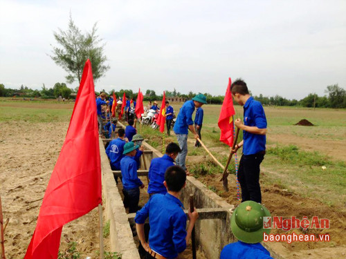 Ra quân nạo vét kênh mương hưởng ứng phong trào chung tay xây dựng nông thôn mới.